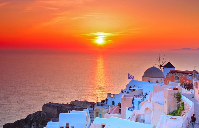 Santorini is known for its gorgeous sunsets, but which places on the island  are best for experiencing them? Here are 10 amazi… | Santorini sunset,  Santorini, Sunset