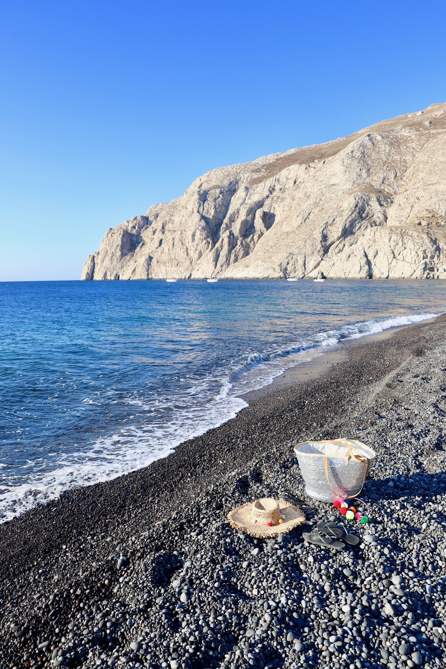 KAMARI SANTORINI´S BEST BEACH — World with a Suitcase | Travel blog